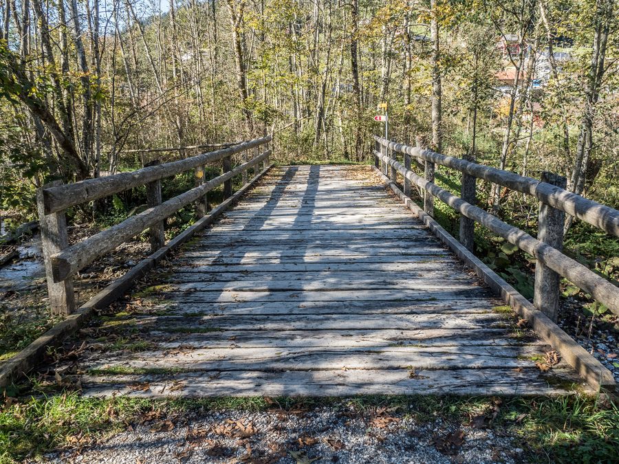 Passerelle au-dessus de la Warme Sense près du Schwarzsee à Plaffeien