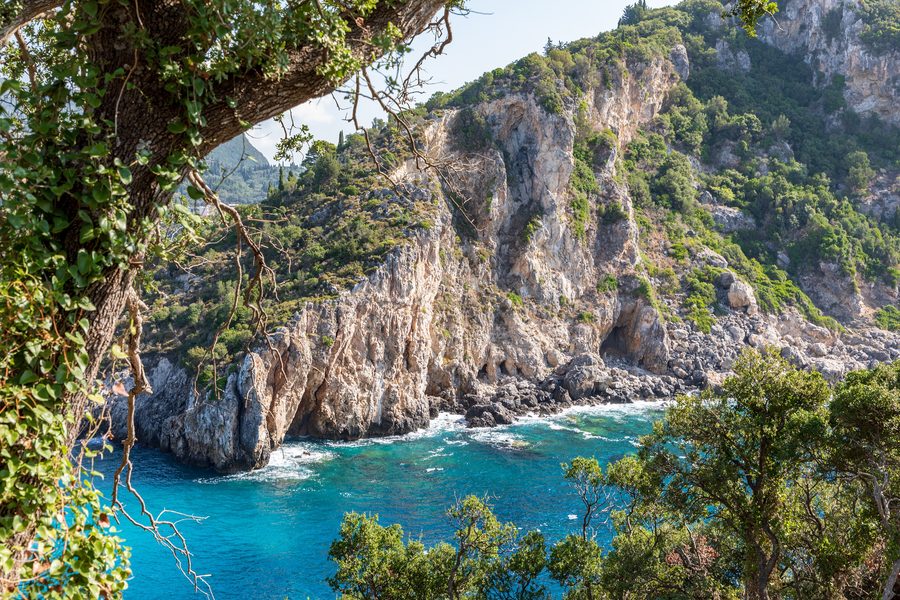Côte verdoyante de Paleokastritsa à Corfou