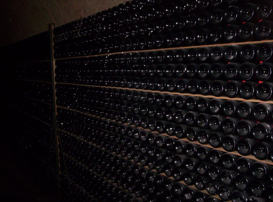 Alignement de bouteilles lors d'une visite des caves Mercier à Épernay, Marne, France