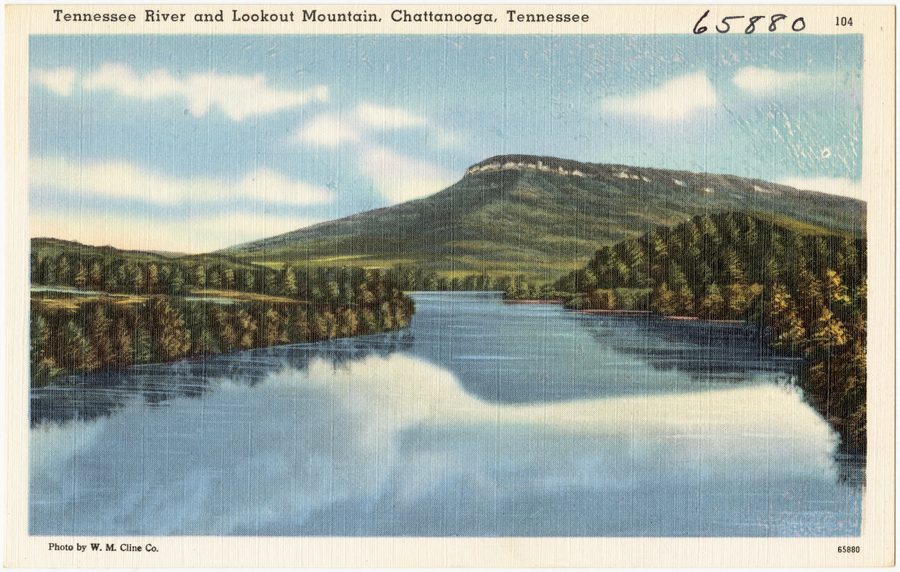 Chattanooga avec le Tennessee River et Lookout Mountain en arrière-plan.