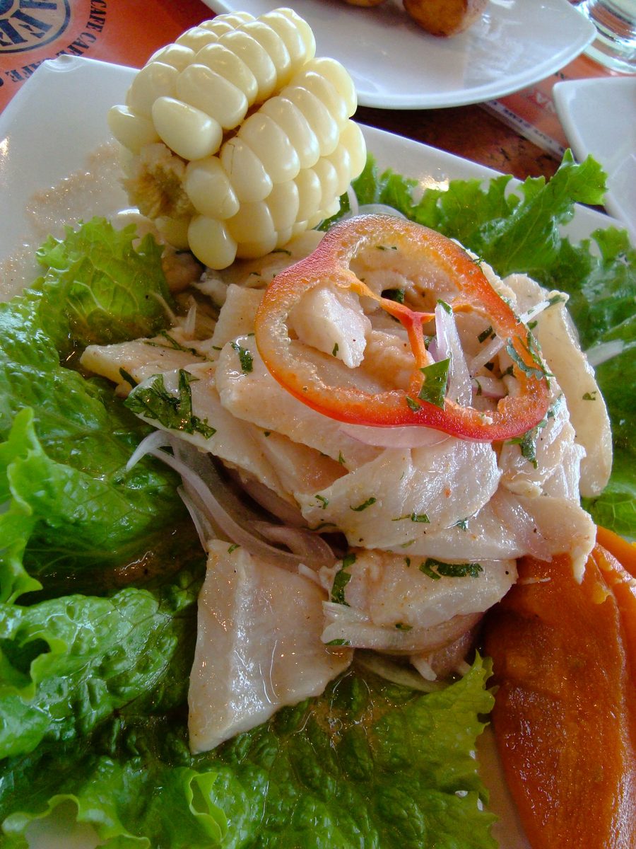 Ceviche péruvien avec poisson et agrumes