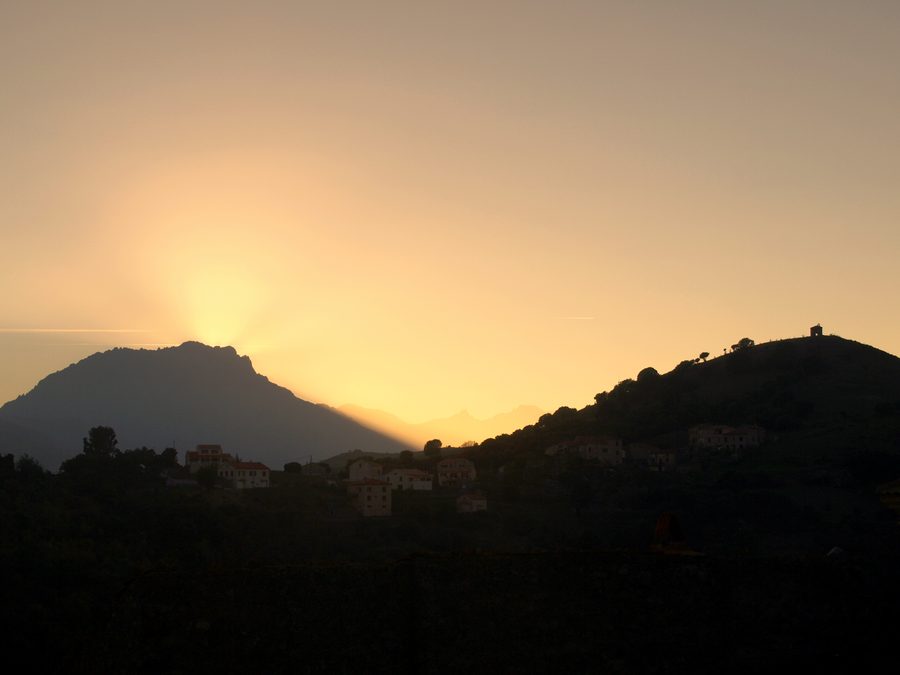 Coucher de soleil sur Pedano près de Pietralba avec les ruines de la chapelle Saint-Michel