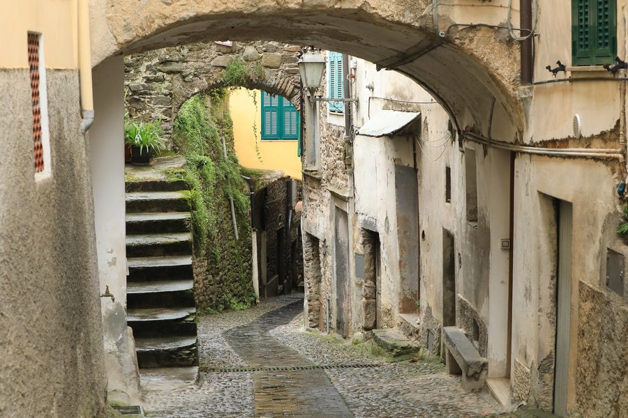 Rue médiévale dans le centre du village de Pigna en Ligurie