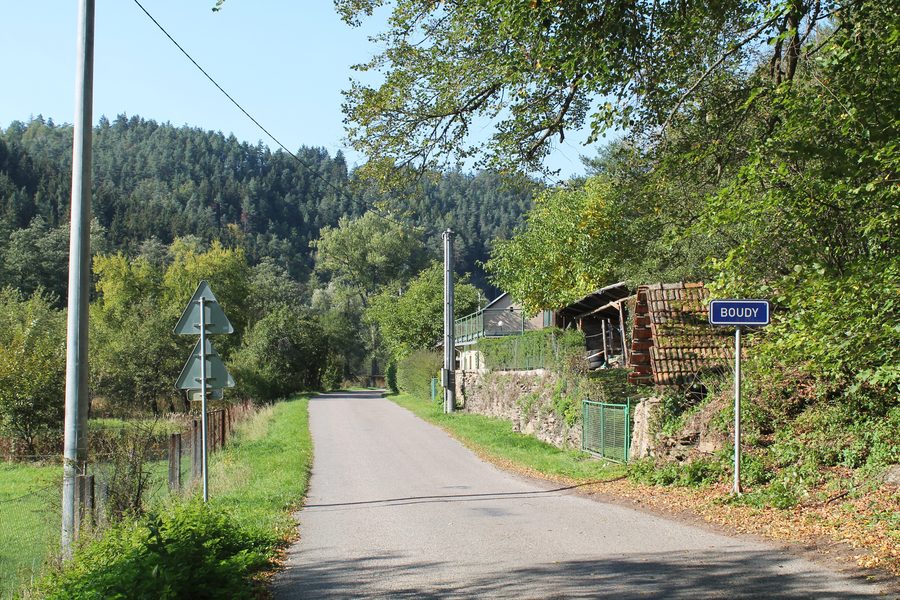 Route de campagne dans le quartier de Boudy à Skryje dans l’Okres Brno-venkov