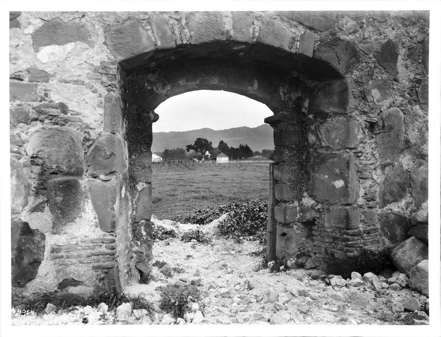 Vue à travers l’entrée principale sur les ruines de la mission Santa Margarita, Californie