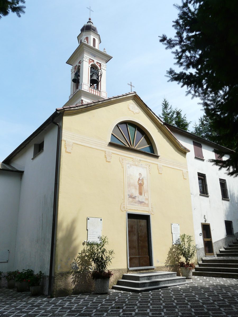 Façade de l’église San Lorenzo à Vescina, Avegno, Ligurie