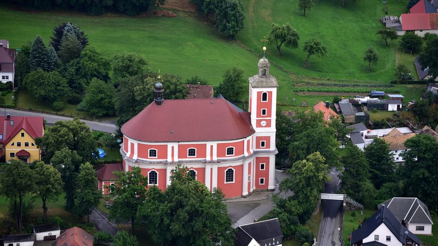 Vue aérienne de l’église paroissiale catholique Saint-Martin à Nebelschütz