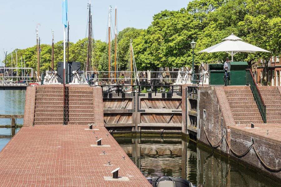Grande écluse maritime à Muiden sur la voie d’eau historique