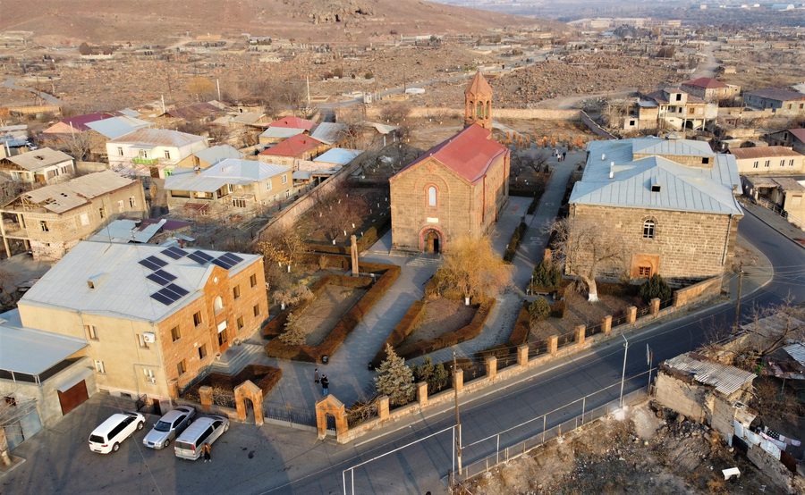 Vue aérienne de l’église Saint-Mesrop-Machtots à Oshakan, en Arménie