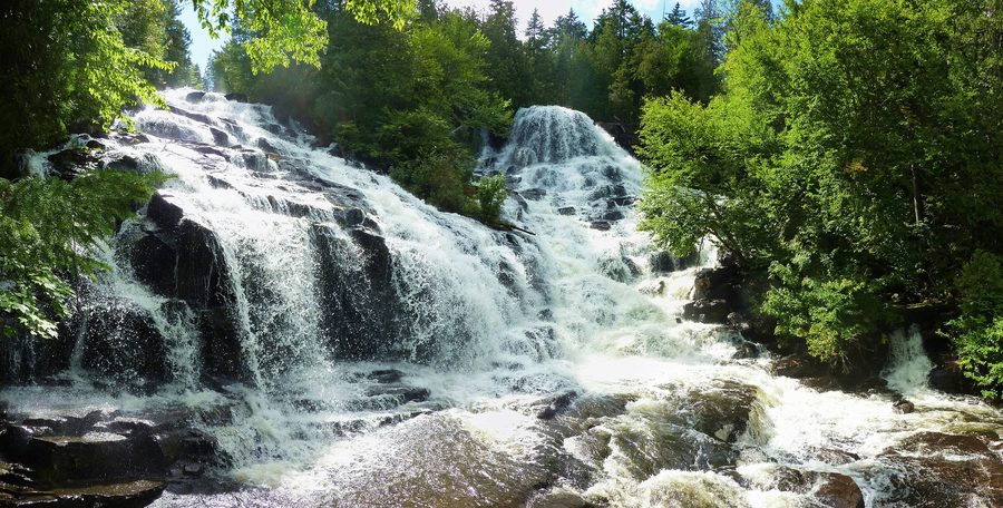 Les chutes Waber dans le parc national de la Mauricie, au Québec, entourées de forêt