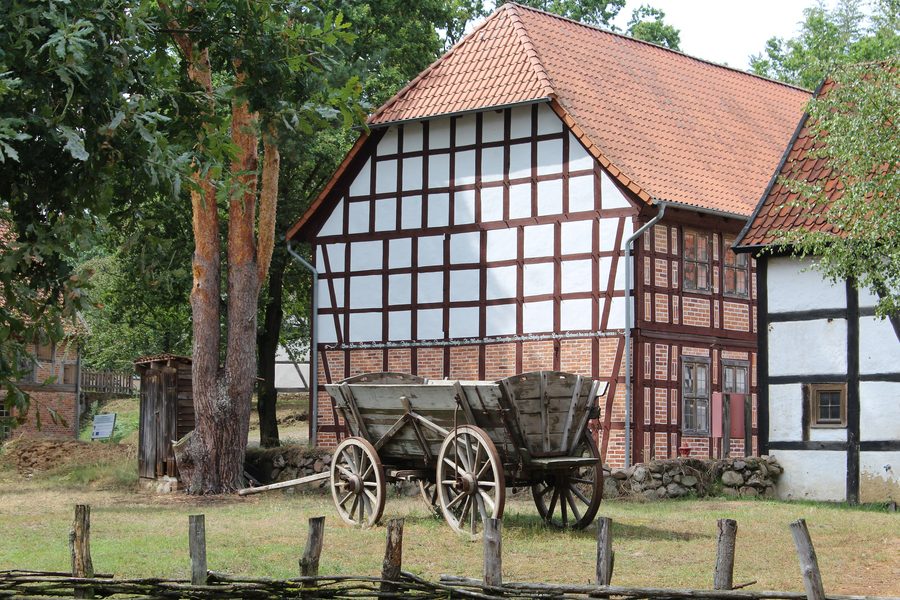 Bâtiment principal de la ferme à quatre côtés au musée en plein air de Diesdorf