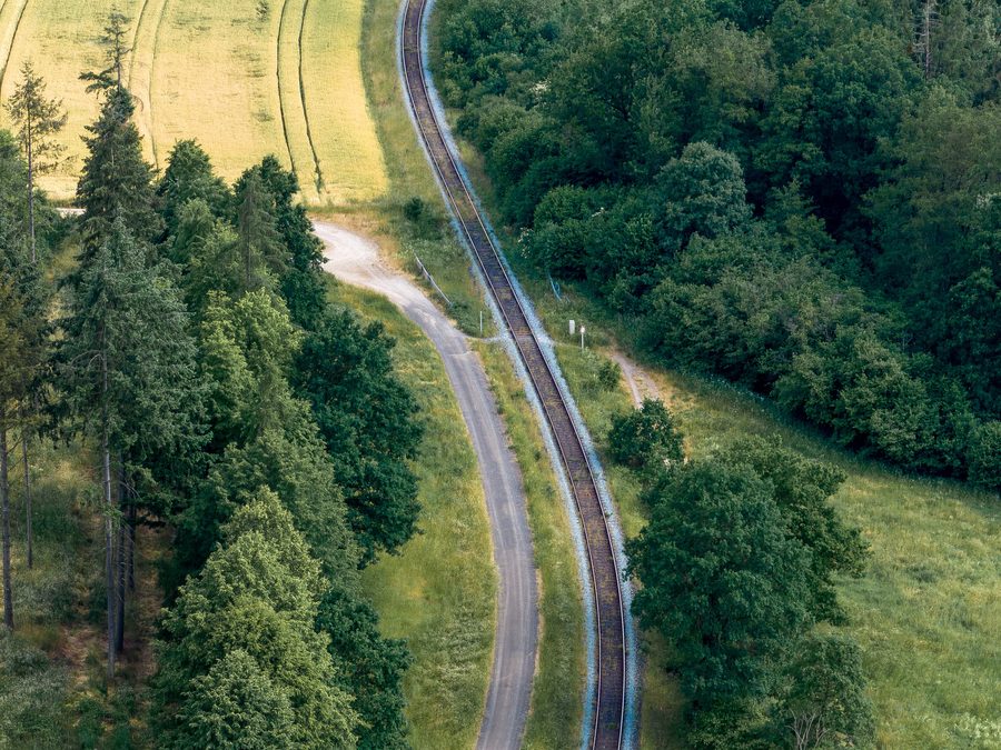 Vue aérienne de la ligne ferroviaire entre Baunach et Reckendorf en Haute-Franconie