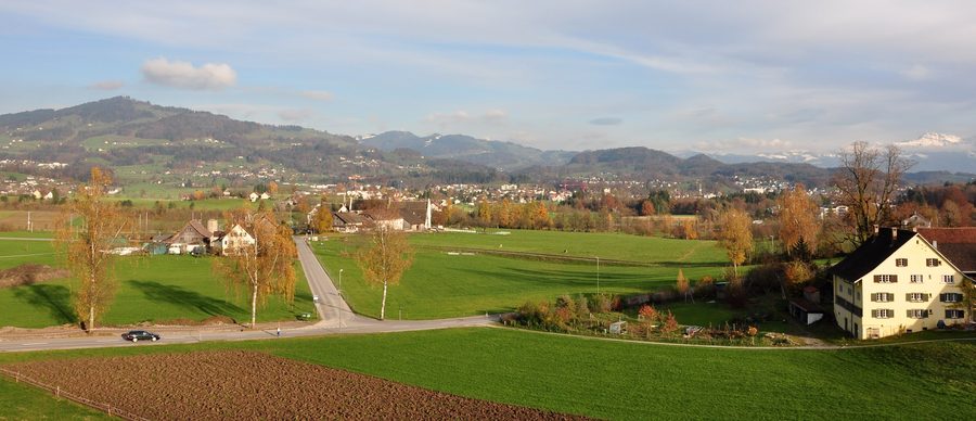 Vue panoramique sur l’Oberland zurichois avec le Bachtel et la vallée de la Töss en arrière-plan