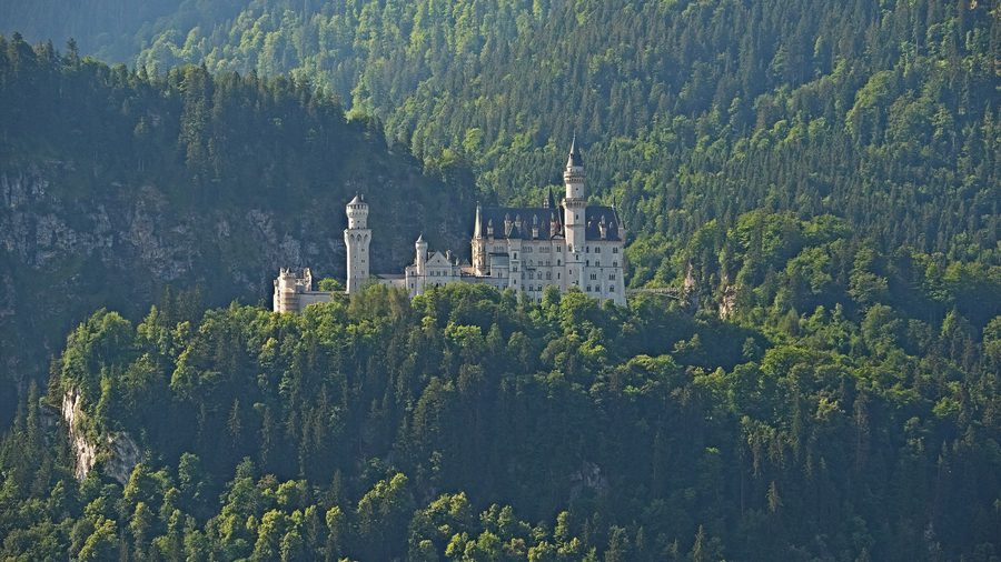 Le château de Neuschwanstein à Schwangau devant le paysage montagneux bavarois