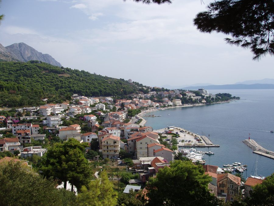 Vue de Podgora sur la côte adriatique croate