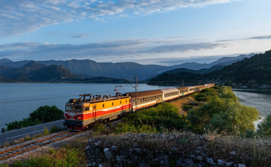 Train sur la chaussée de Lesendro près de Vranjina, Monténégro