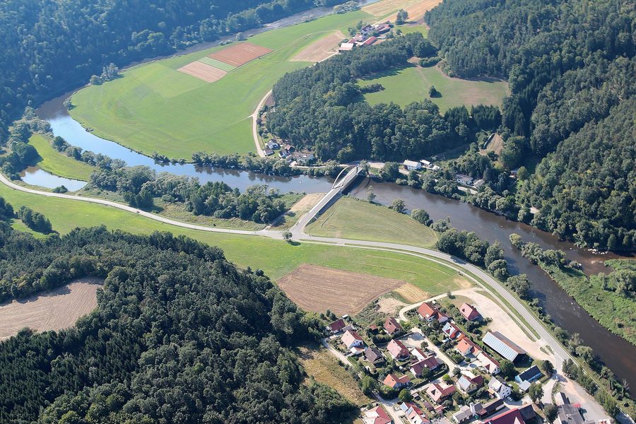 Stefling sur le fleuve Regen avec bac et Weißenhof près de Nittenau