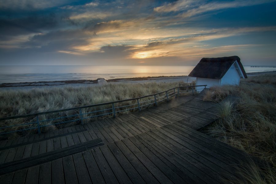 Lever de soleil sur la plage de Scharbeutz au bord de la mer Baltique