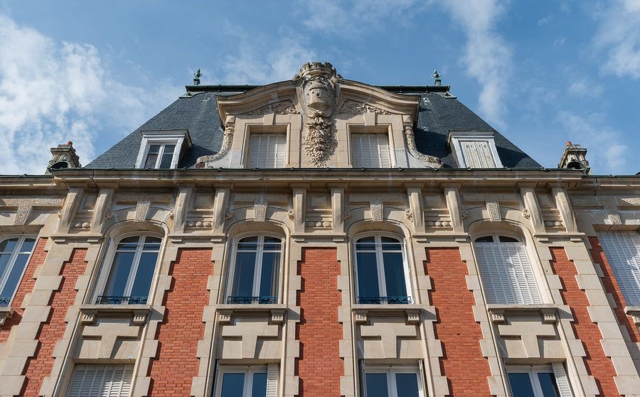 Partie supérieure de la façade au 15 place du Palais à Thiers, Puy-de-Dôme, France
