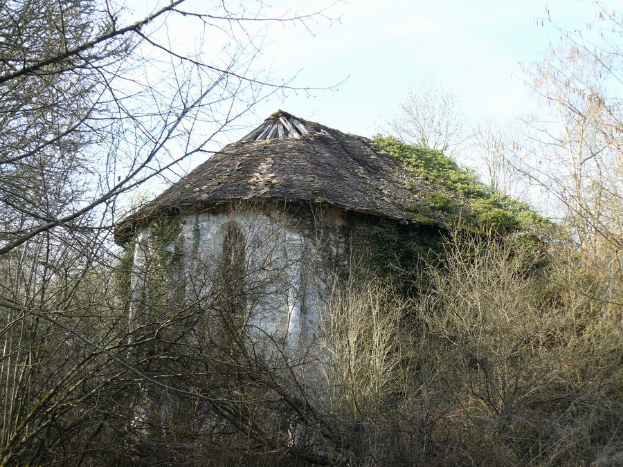 Ruines de l'église Notre-Dame-des-Moulineaux à Poigny-la-Forêt, dans les Yvelines
