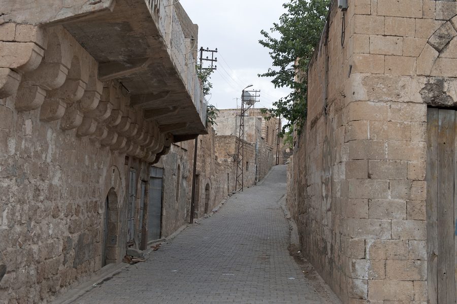 Maisons historiques en pierre et ruelles étroites dans la vieille ville de Midyat