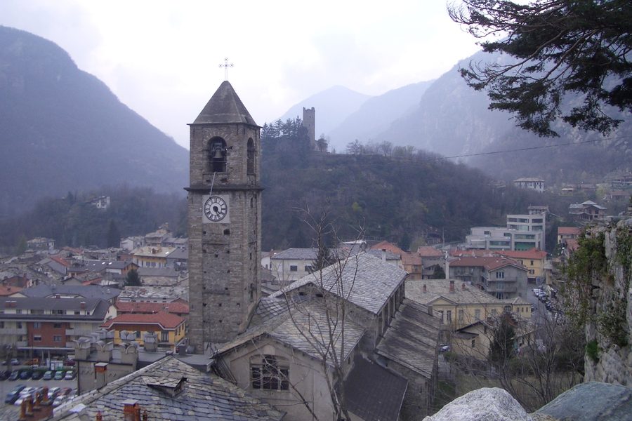 Vue sur Pont Canavese depuis la colline avec la tour Ferranda