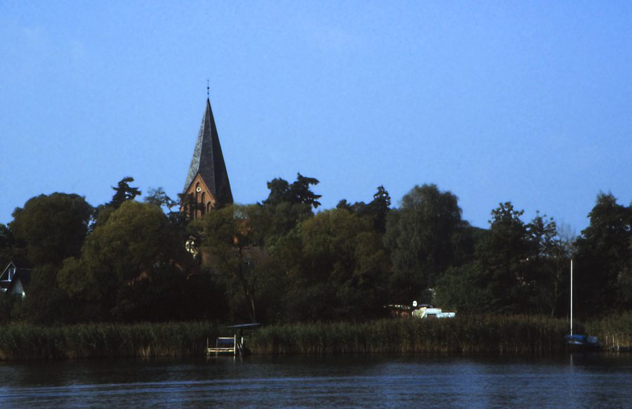 Vue du lac de Jabel sur l’église du village de Jabel