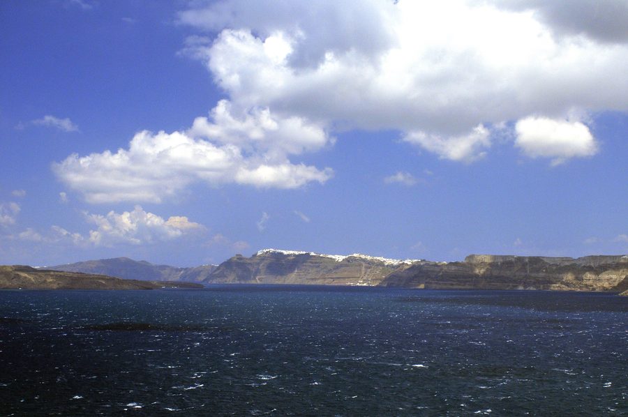 La caldeira avec Fira, vue depuis Akrotiri, Santorin