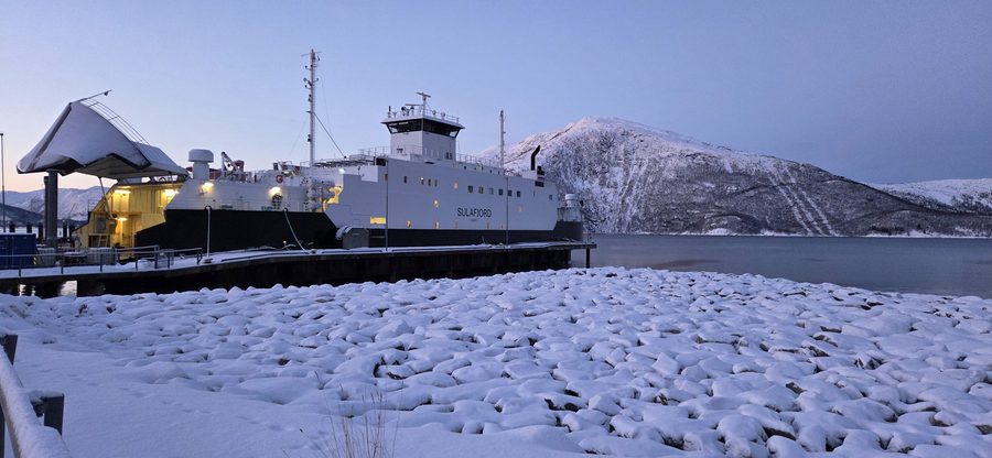 Ferry automobile MF Sulafjord à Kjøpsvik, Nordland, Norvège