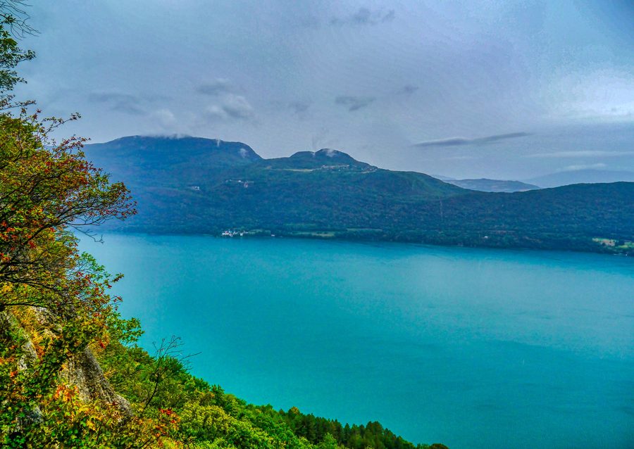 Vue depuis le col de la Chambotte sur le lac du Bourget en Savoie