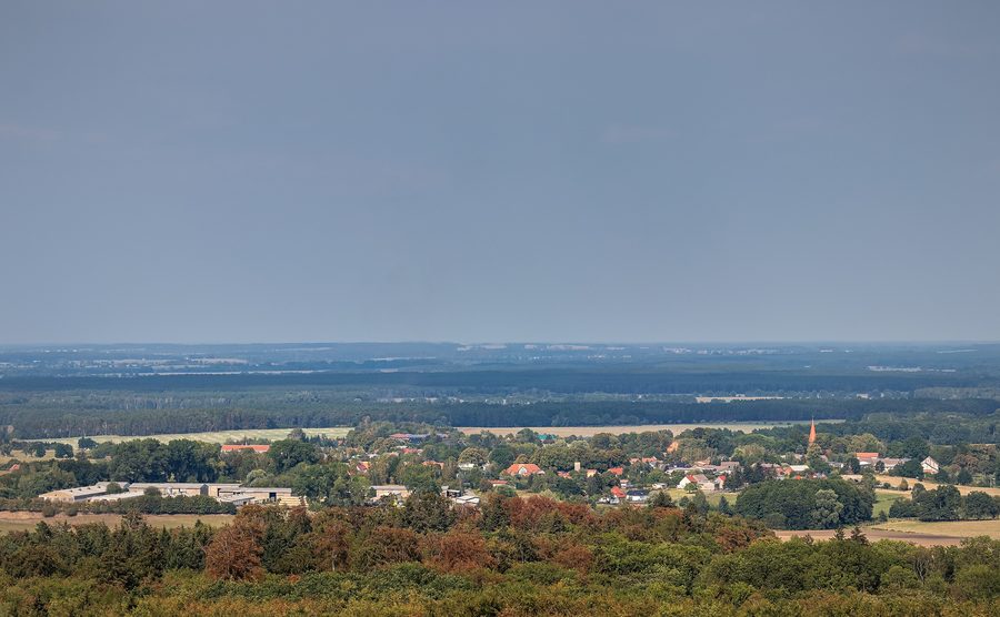 Vue sur Marnitz et le paysage des monts Ruhner depuis la tour d’observation Ruhner Berg