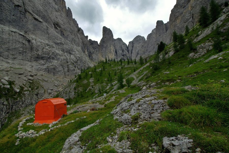 Vue sur la vallée de Vallaccia et le Bivacco Donato Zeni près de Pozza di Fassa