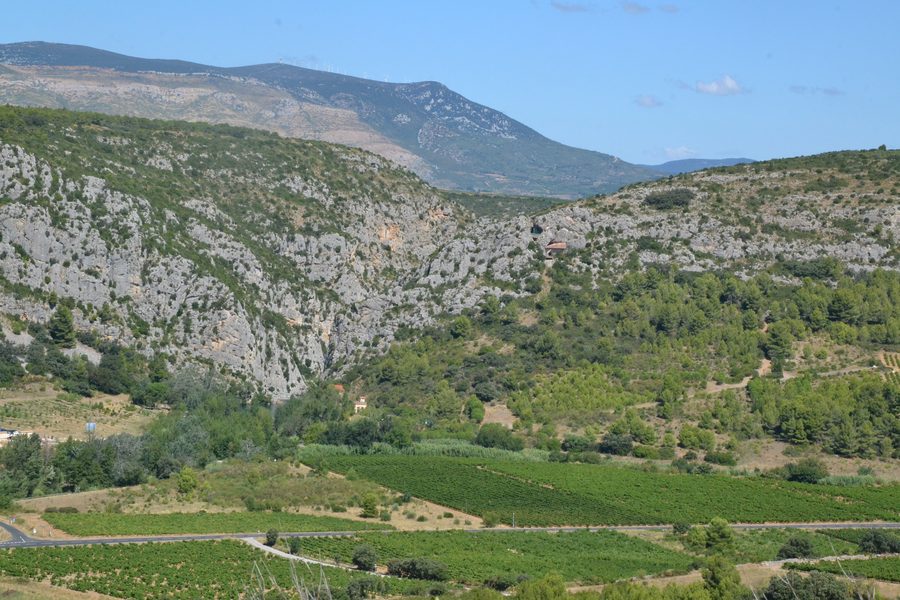 Caune de l'Arago près de Tautavel avec la vallée du Verdouble en arrière-plan