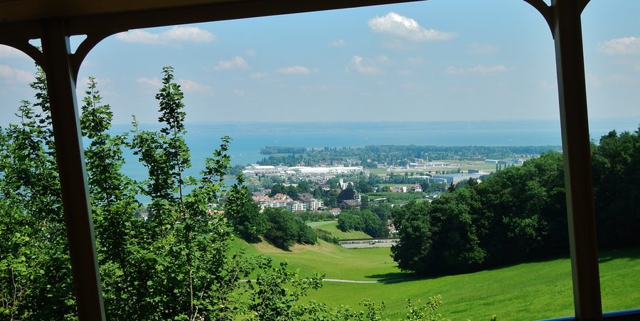 Vue sur la baie de Rorschach du lac de Constance depuis le train de Rorschach à Heiden