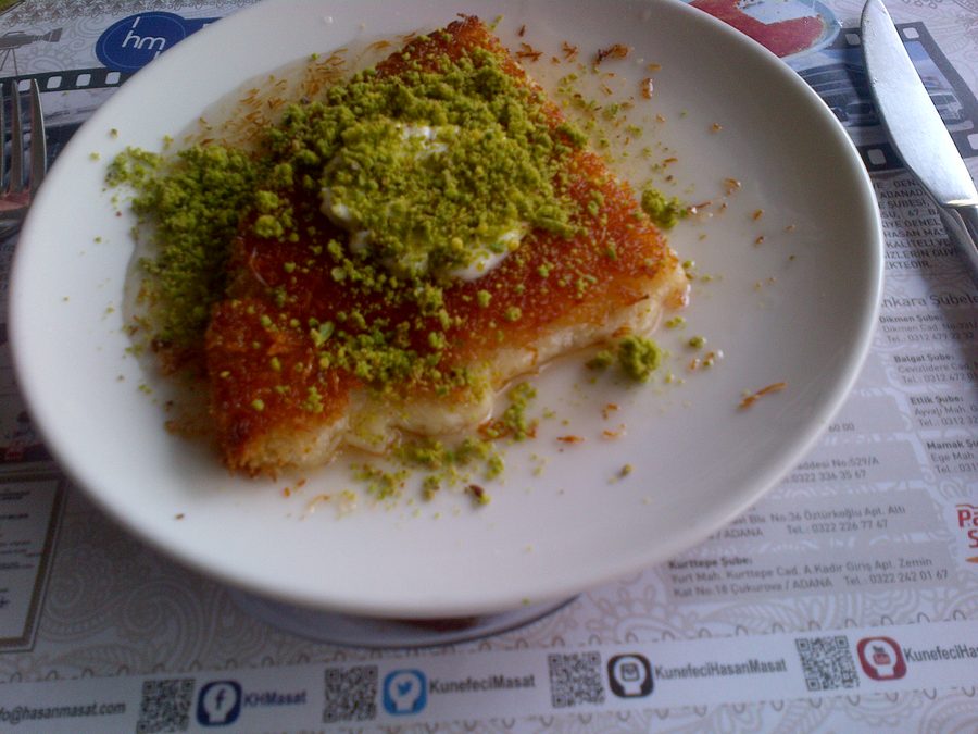 Künefe d’Antakya avec kaymak et pistaches concassées