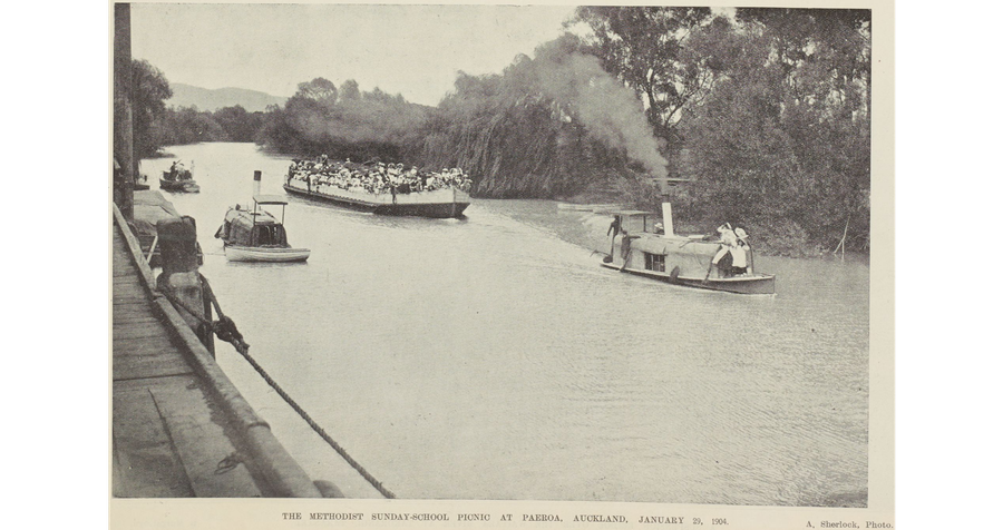 Remorqueurs à vapeur et barge à Paeroa en 1904