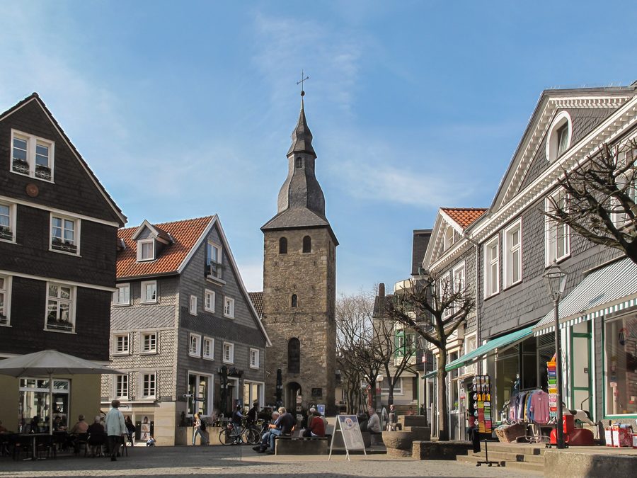 Vue de rue à Hattingen avec clocher