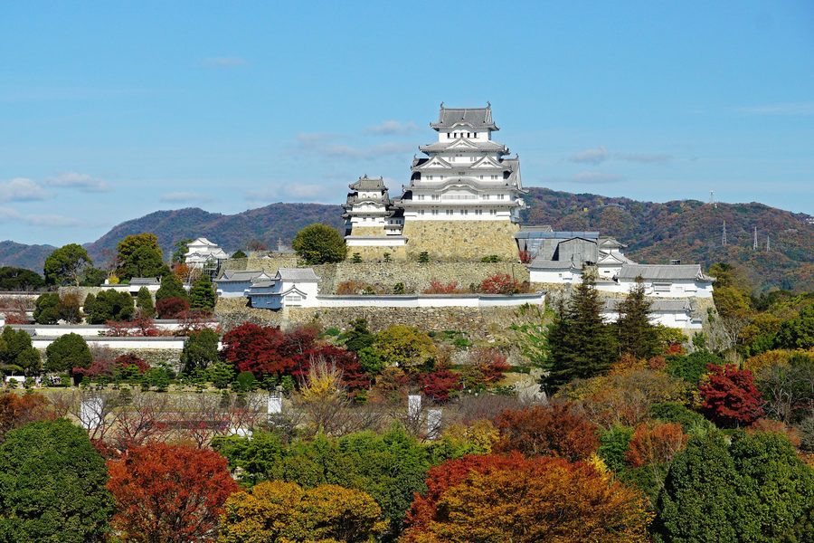 Le château de Himeji avec son donjon principal blanc à Himeji, préfecture de Hyōgo.