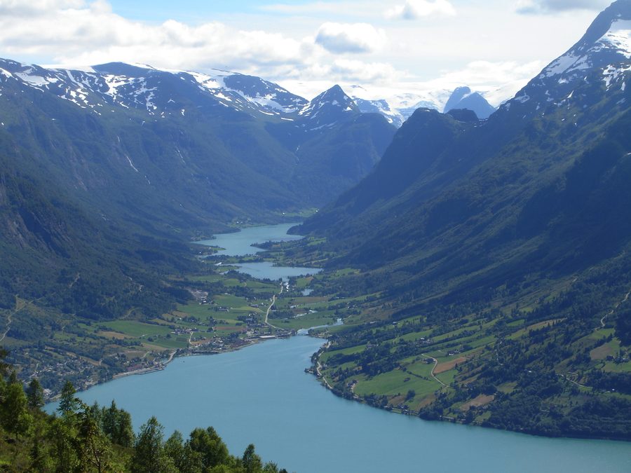 Olden et l’Oldedalen avec le Nordfjord, l’Oldebukta et le paysage montagneux