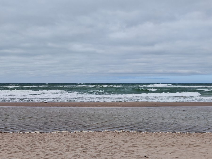 Large plage de sable à Dąbki sur la côte baltique de Poméranie occidentale.