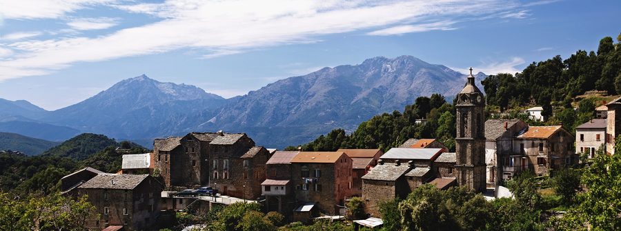 Panorama de Bustanico avec un paysage montagneux en arrière-plan