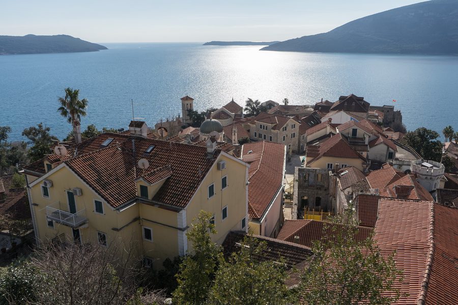 Vue depuis la forteresse Kanli Kula sur la vieille ville historique de Herceg Novi