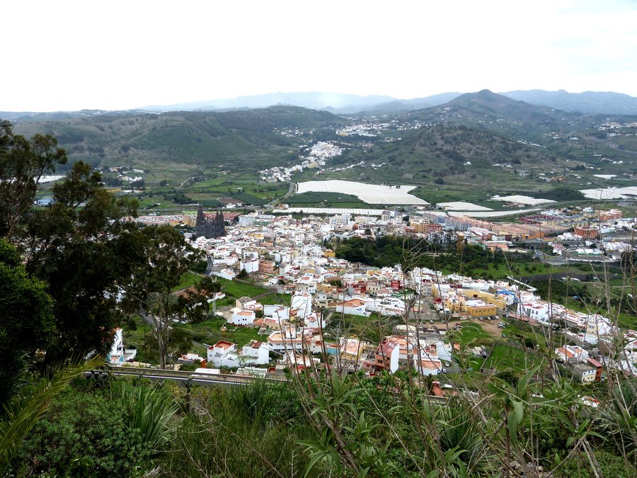 Vue du centre-ville d’Arucas depuis la Montaña de Arucas