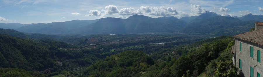 Panorama de la vallée du Serchio avec les Alpes apuanes, Barga et Gallicano visibles