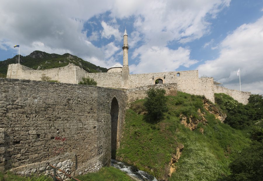 La forteresse de Travnik au-dessus de la ville historique en Bosnie-Herzégovine