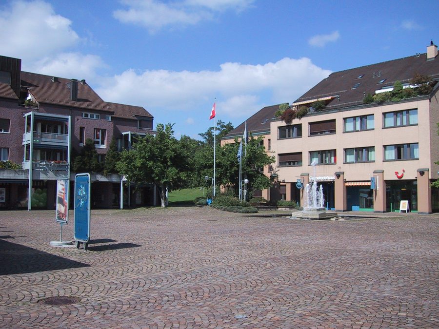 Place du village avec maison communale à Zumikon dans le canton de Zurich