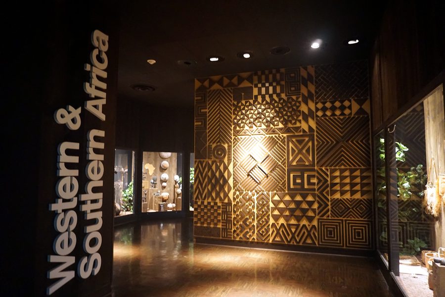 Photo du Milwaukee Public Museum en lien avec l’Afrique de l’Ouest et l’Afrique australe.