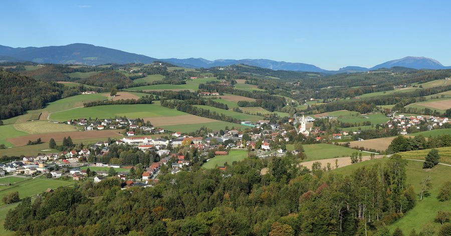 Vue du sud-est de la commune marchande de Krumbach en Basse-Autriche avec le Schneeberg en arrière-plan