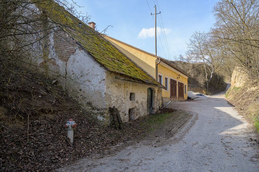 Ruelle des caves sur l’Altneustifterweg à Stiefern