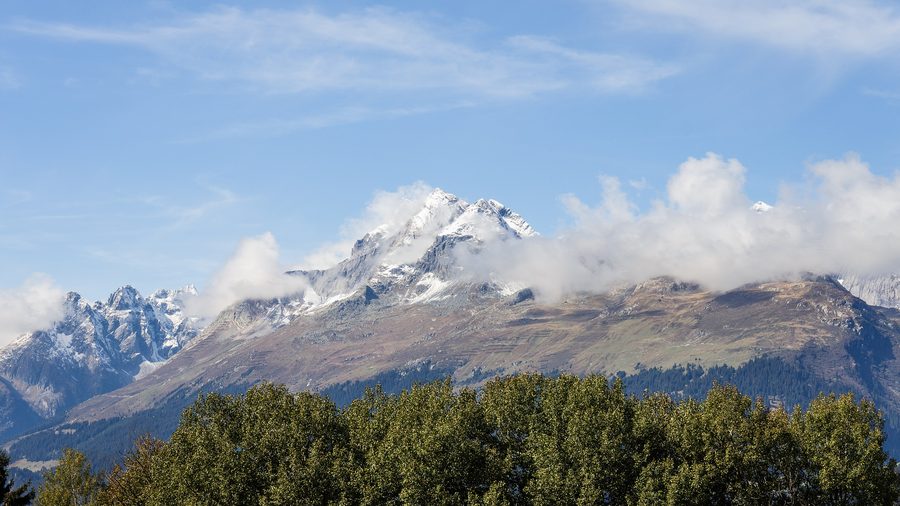 Paysage alpin dans le territoire communal d’Obersaxen Mundaun près de Surcuolm